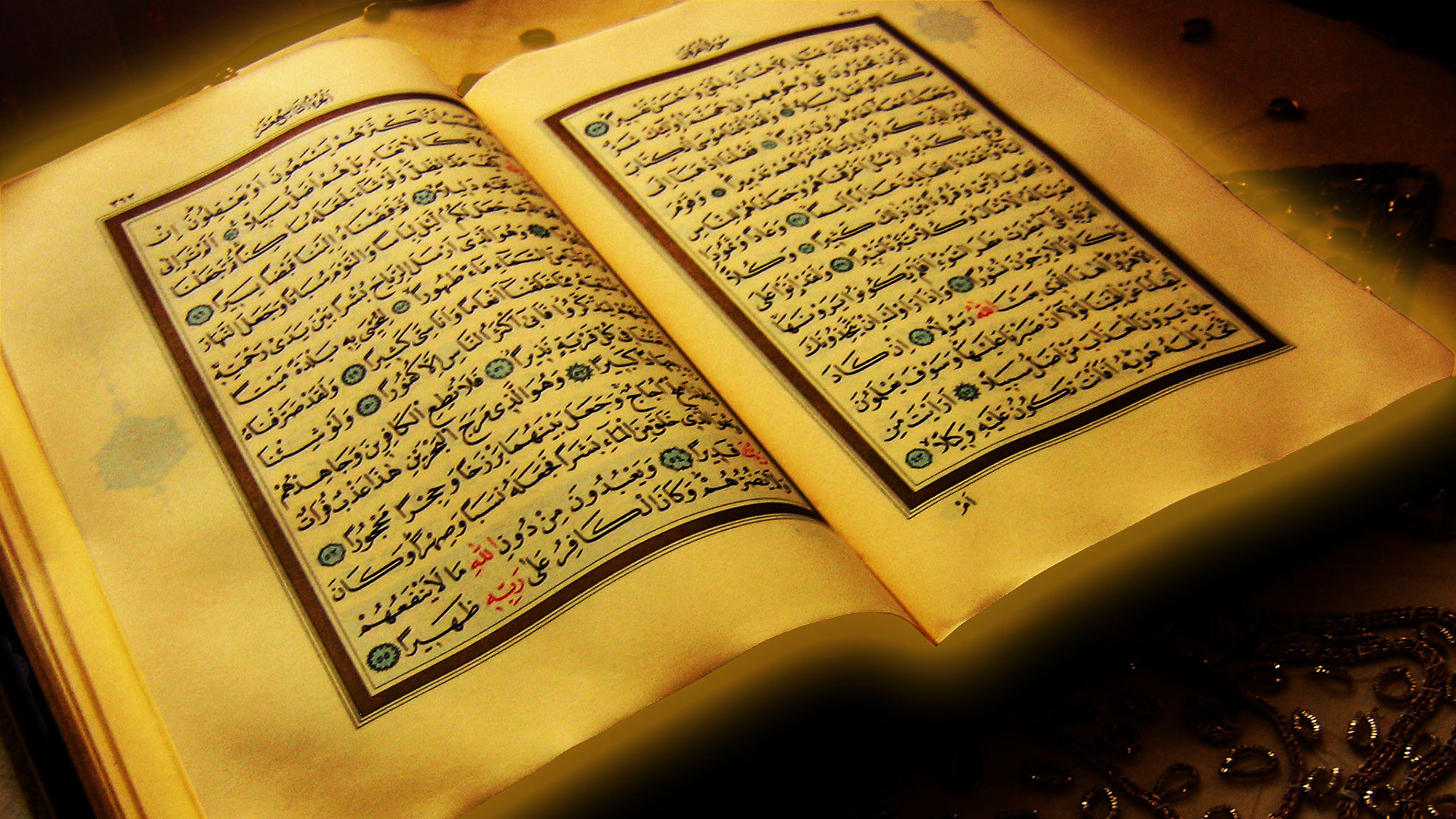 Читать коран в телефоне. Коран Усмана ибн Аффана. Коран фон. Коран открытый. Коран на фоне природы.